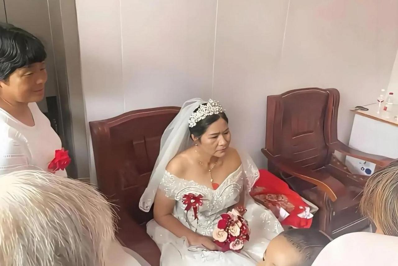 别人结婚新娘满脸欢喜，这位新娘一脸愁容，眉头紧锁，满脸写着万般不情愿。估计心里正