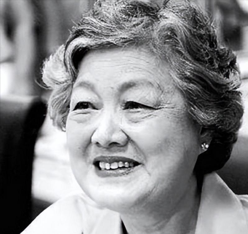 2008年，章含之因病抢救无效去世，正当女儿准备将母亲与乔冠华和合葬在一起时，护