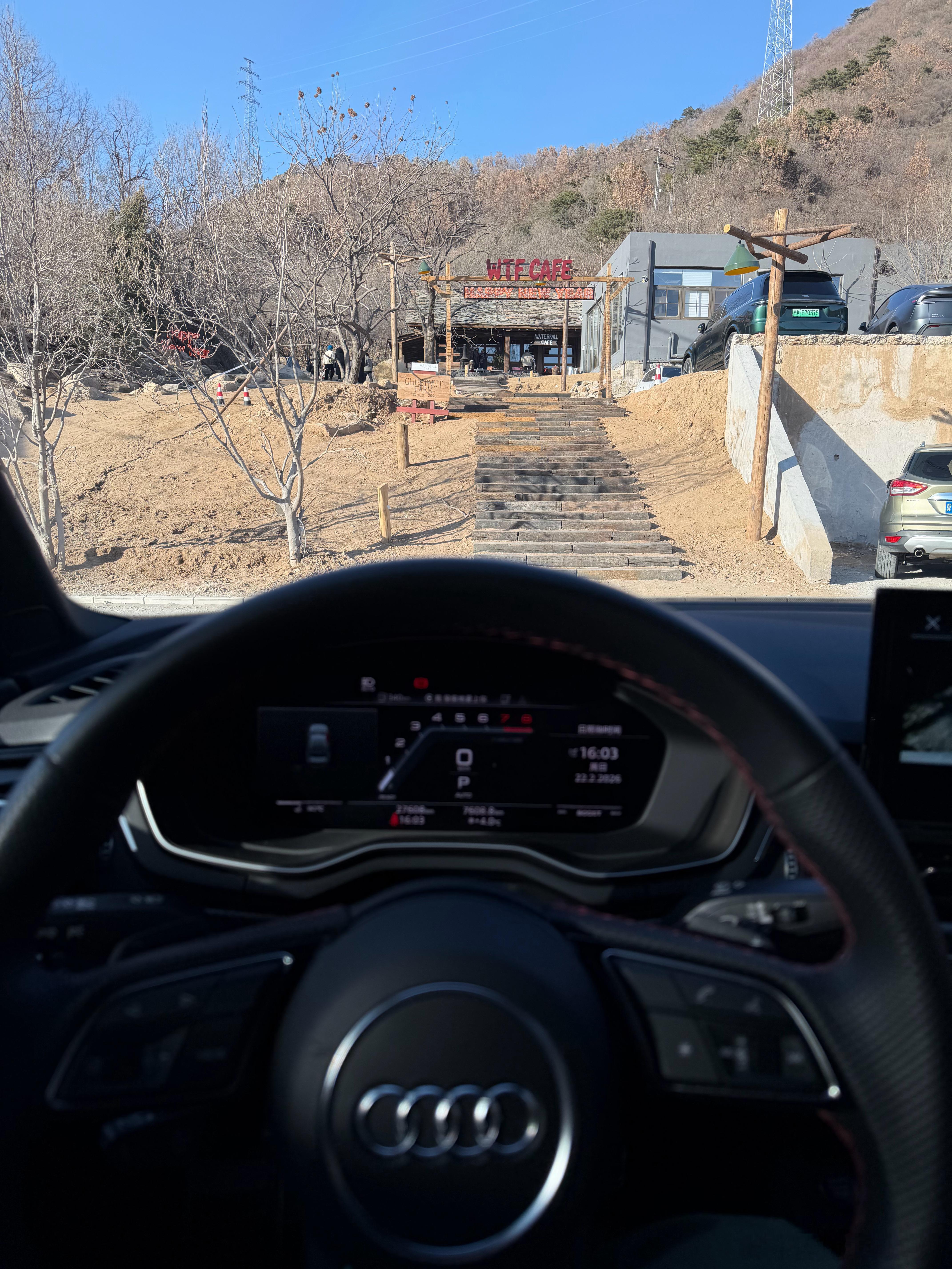 高速堵车奔怀柔喝杯咖啡走的京承出京方向 倍儿痛快可是看着对面进京方向一动不动真担