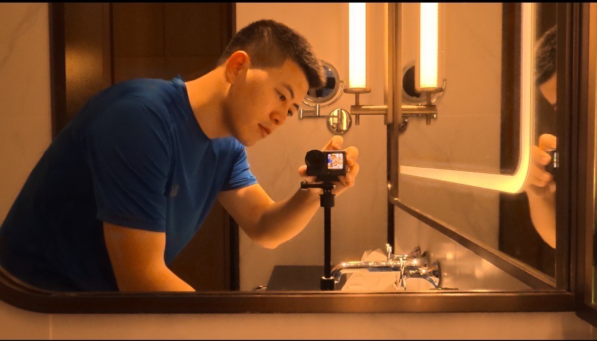 朋友们，我真有个重要的事请问，求推荐一个适合我这张脸这个头型戴的鸭舌帽和墨镜！！