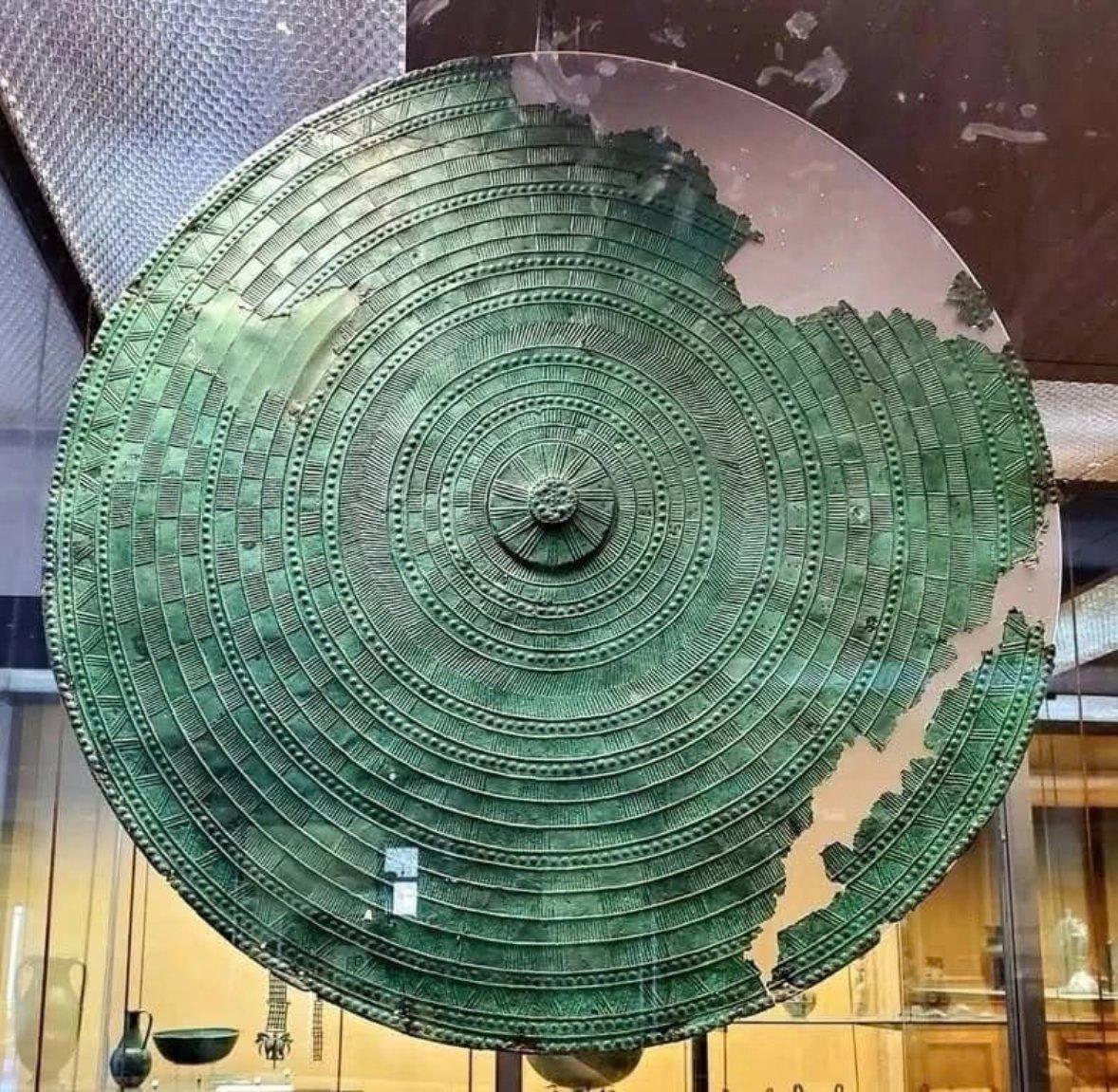1836年，两名男子闯入罗马北部切尔韦泰里一座封闭的伊特鲁里亚墓穴，发现墓内物品