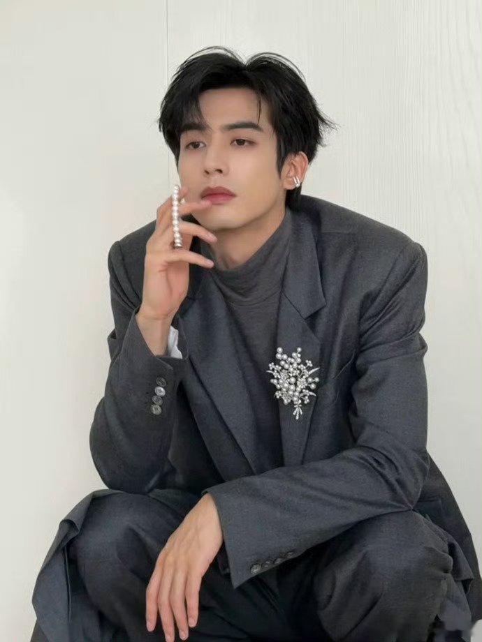 宋威龙今天MIKIMOTO品牌活动，灰西装配珍珠项链胸针，刚中带柔珍珠美男宋威龙