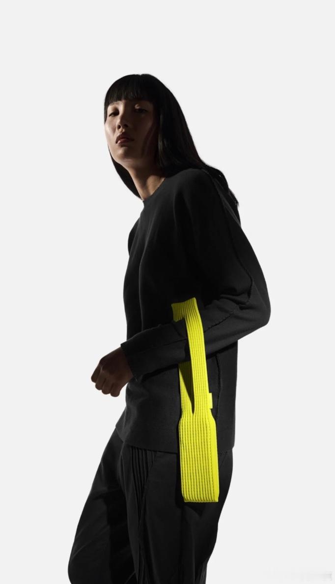 这个吧……眼熟，妈妈们已经很久不勾这种东西了 买这个也行，短带款 iPhone 