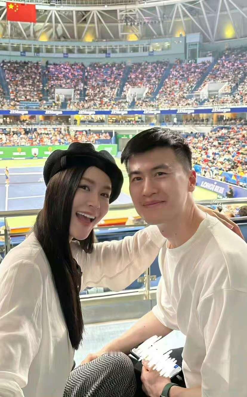 文咏珊吴启楠 双强智性恋文咏珊在演艺路上绽放光芒，吴启楠于金融界游刃有余，他俩的