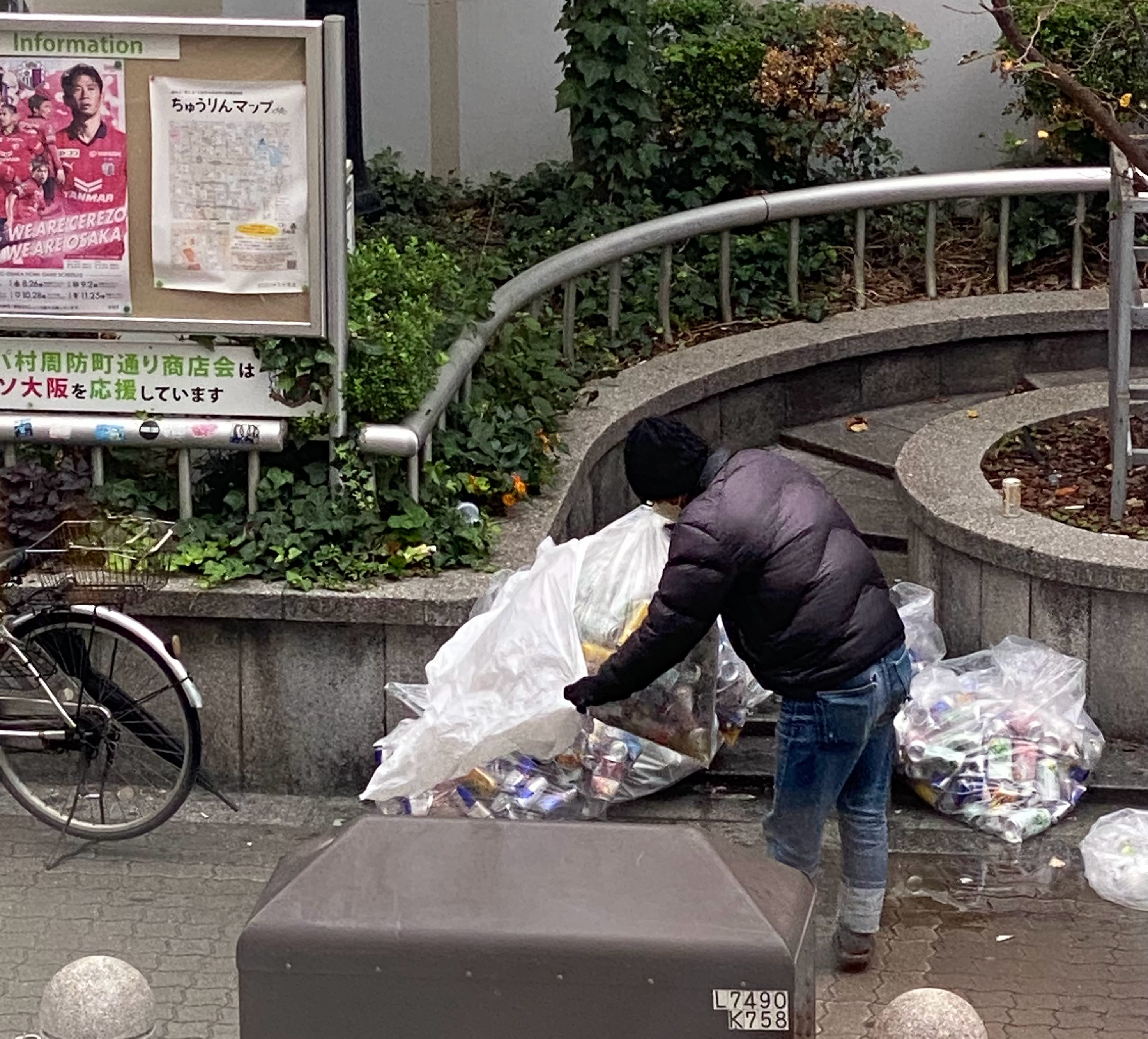 #旅行摄影[超话]# 别小瞧这个捡空瓶的日本男人，他拥有全世界最牛逼的护照，免签