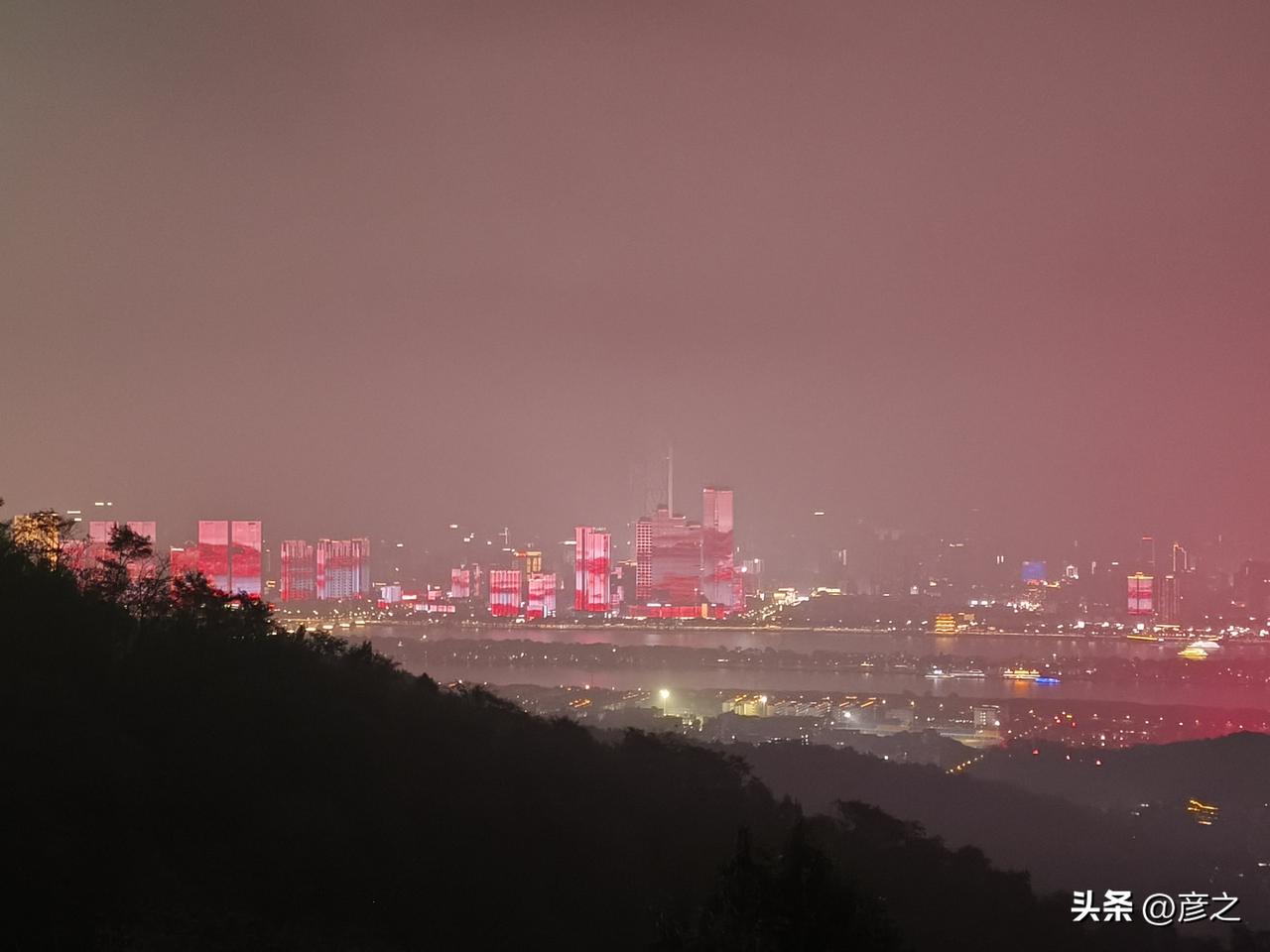 夜爬岳麓山
今天的能见度不佳
湘江对面的长沙城
笼罩在夜晚的雾霾中
但是仍能看到