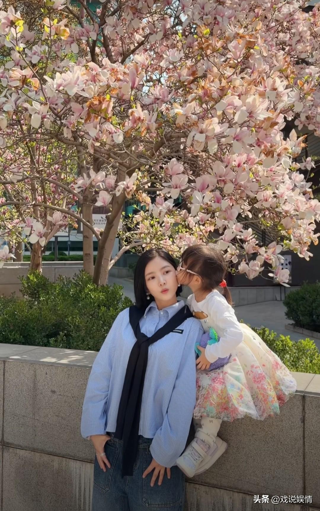 王灿与女儿在玉兰花下合影！
4月2日，杜淳老婆王灿分享了一段视频，母女俩在玉兰花