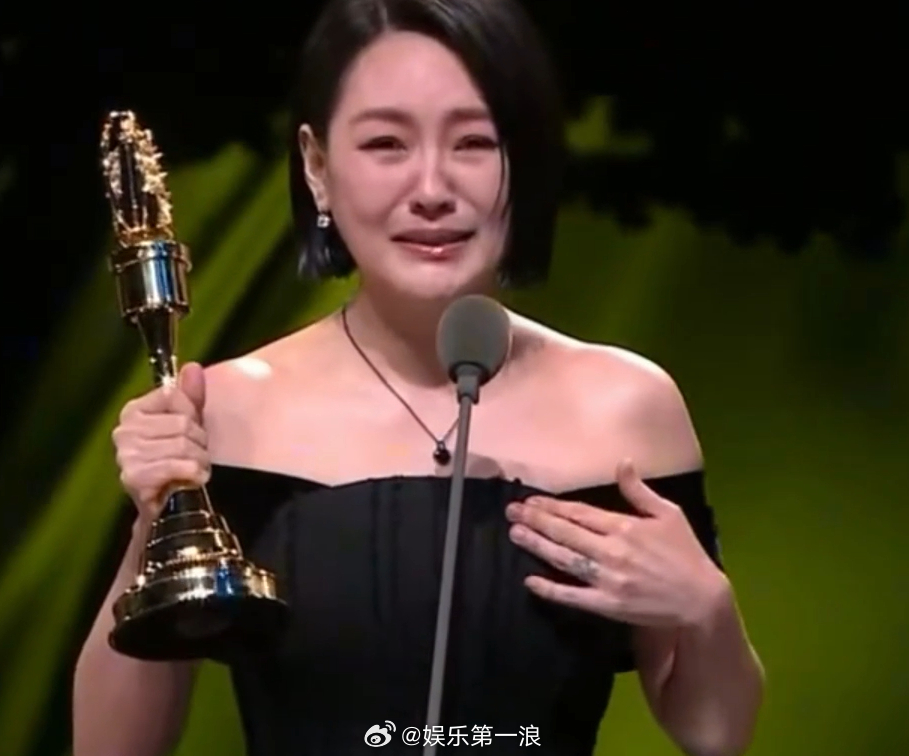 小S让S妈把奖杯和大S照片放一起 ​​​