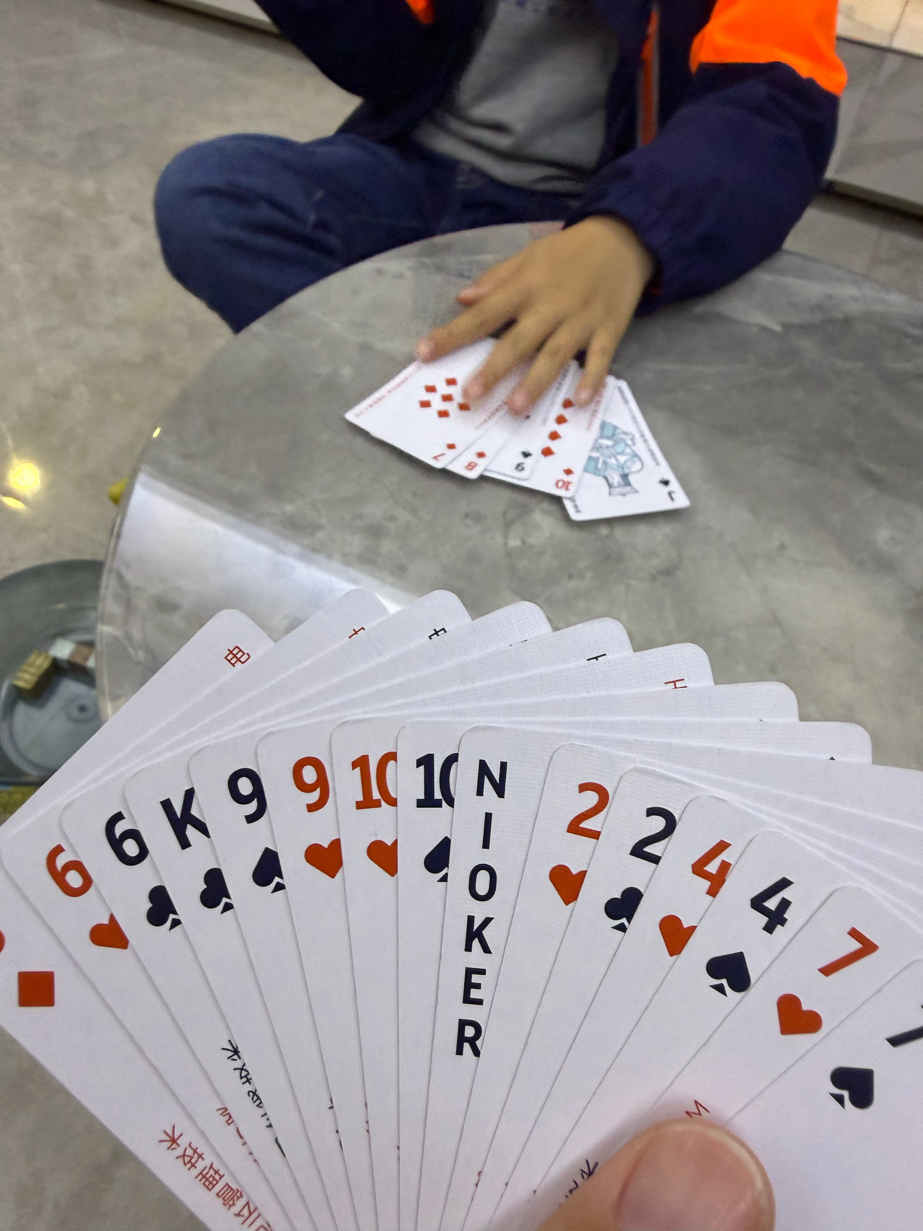 陪儿子打了会牌，刚弄他睡觉，本来要睡着了突然问我一句，王炸翻一倍，那天王炸翻几倍