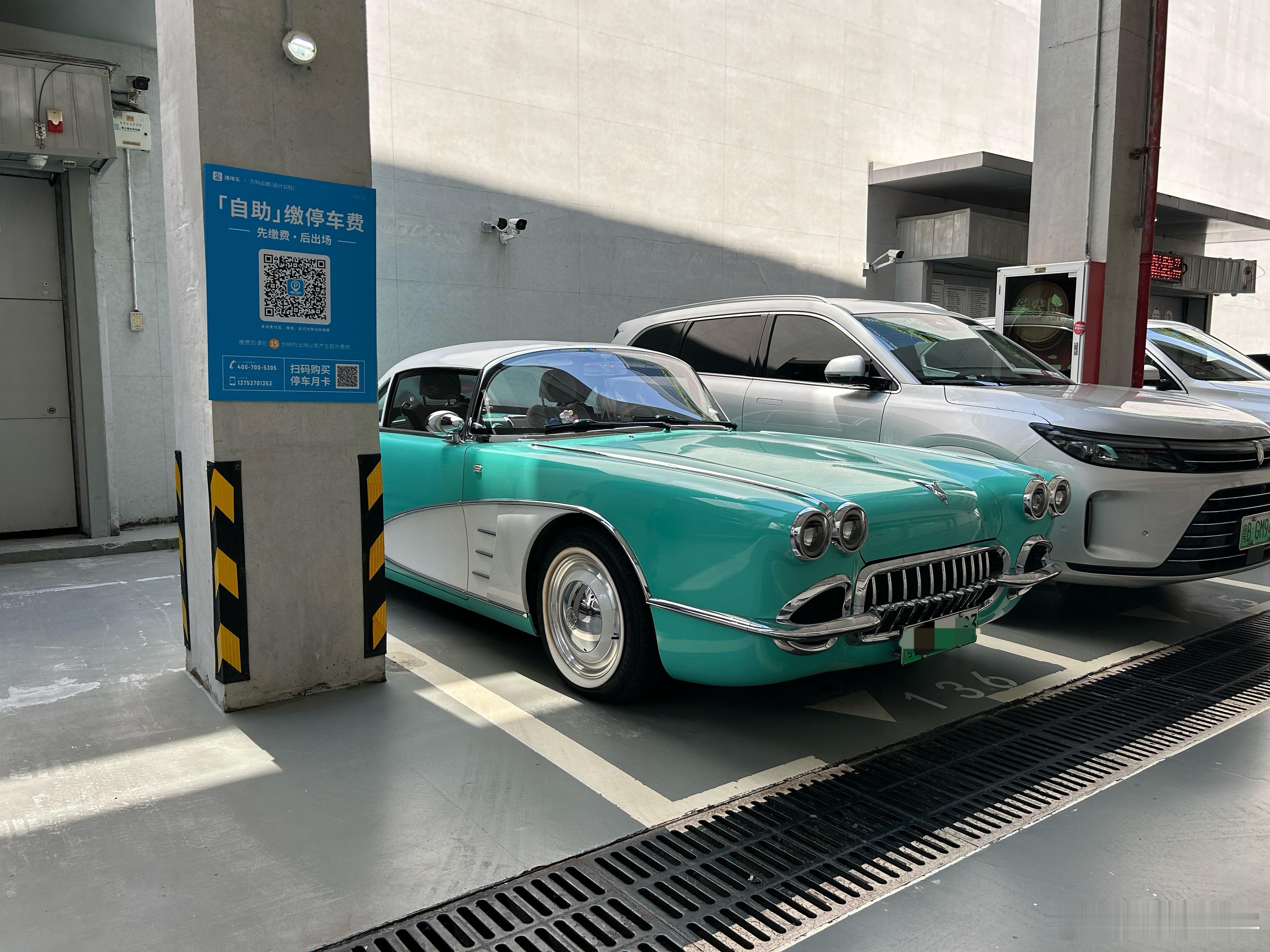 第一次在路上看到松散汽车，这个造型跑在路上回头率应该是很炸裂的，纯粹是为情绪价值