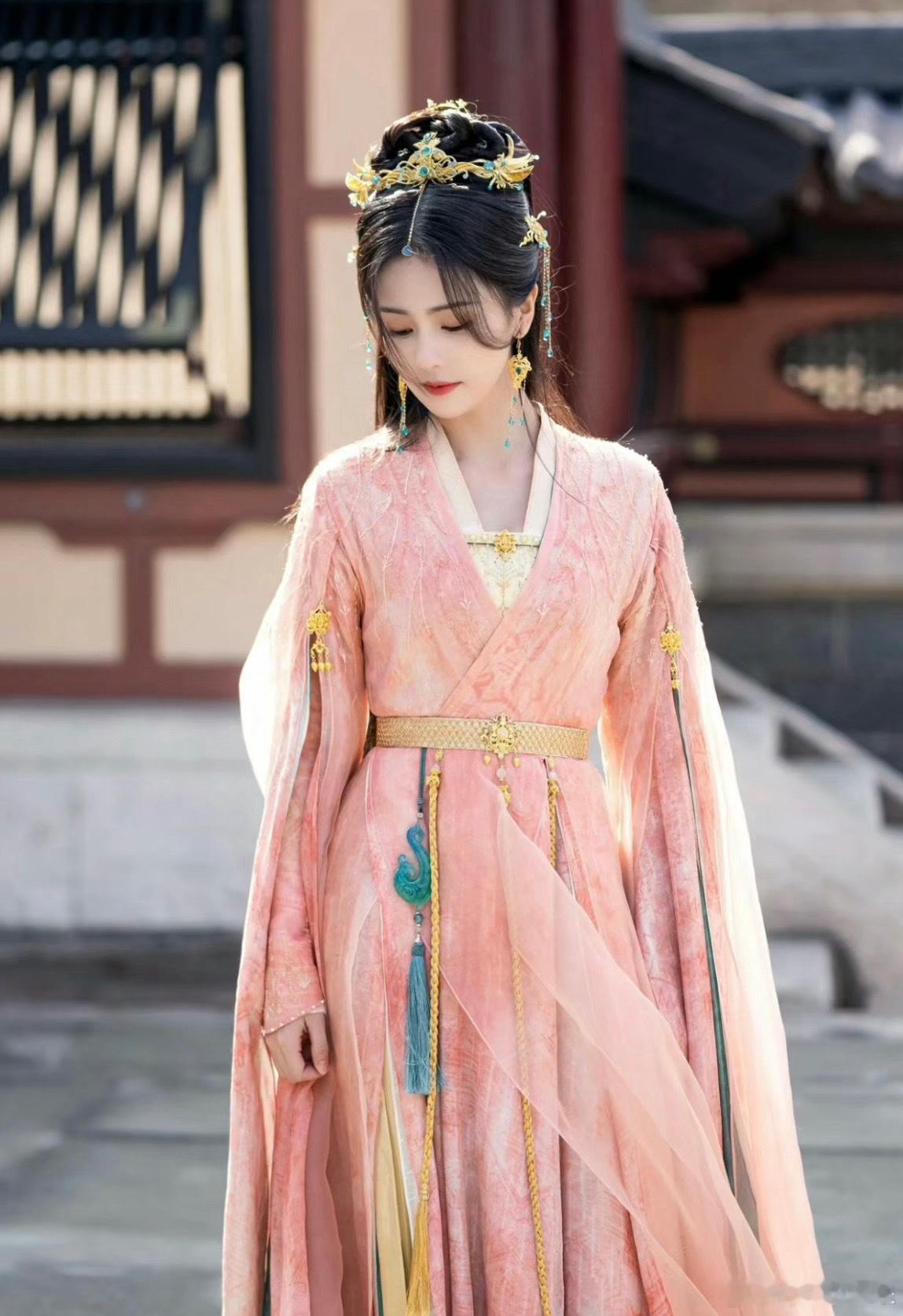 这几件衣服都是清一色的从肩膀那里开叉，我不喜欢这种设计，但是真的好喜欢这些配色。