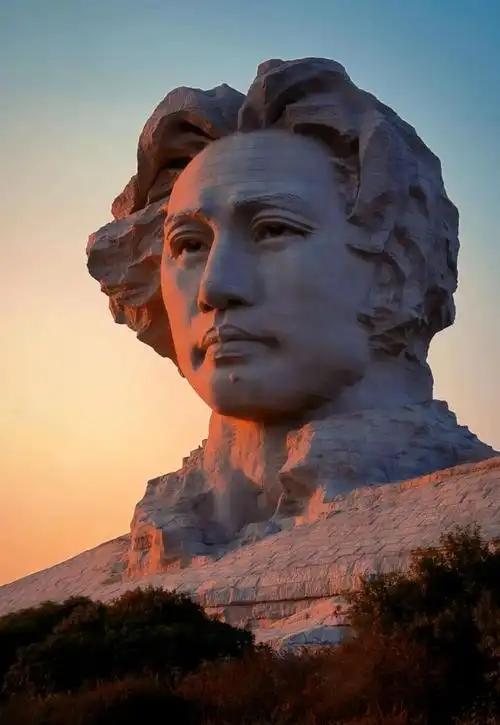 “不发狠，一世都是空的”‌ 
“‌吃得苦、霸得蛮、耐得烦‌”
是一句在湖南广为流