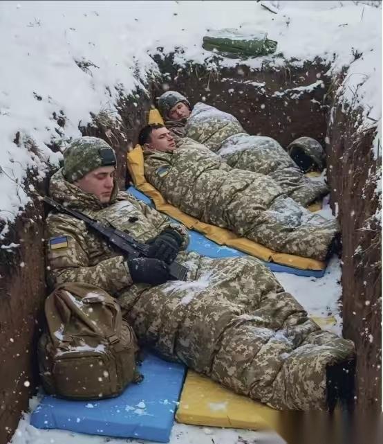 战争结束后怎么办？乌克兰士兵已经给出了答案，第一步就是把枪指向国内的某些人，乌克