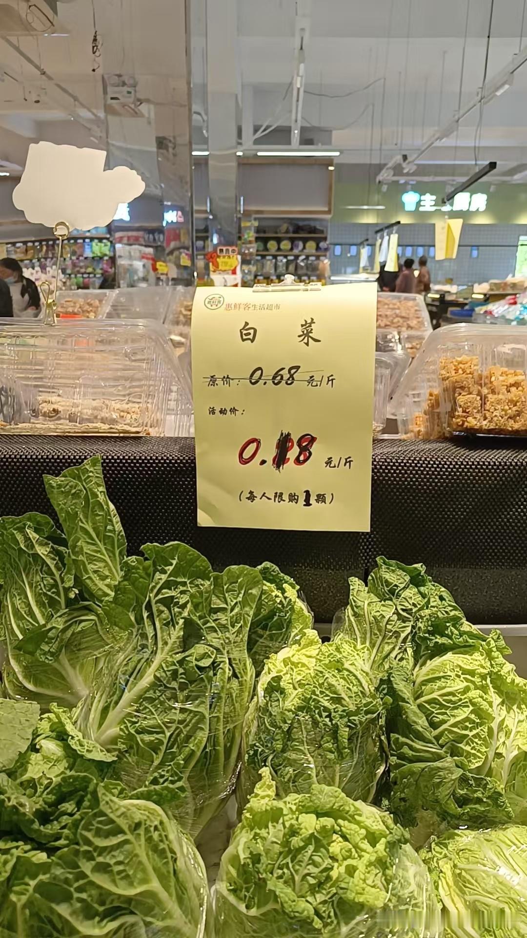 退了休工资少，怕啥？
千把块钱，我们就能把生活过得精彩，能够吃饱，还能吃好。
刚