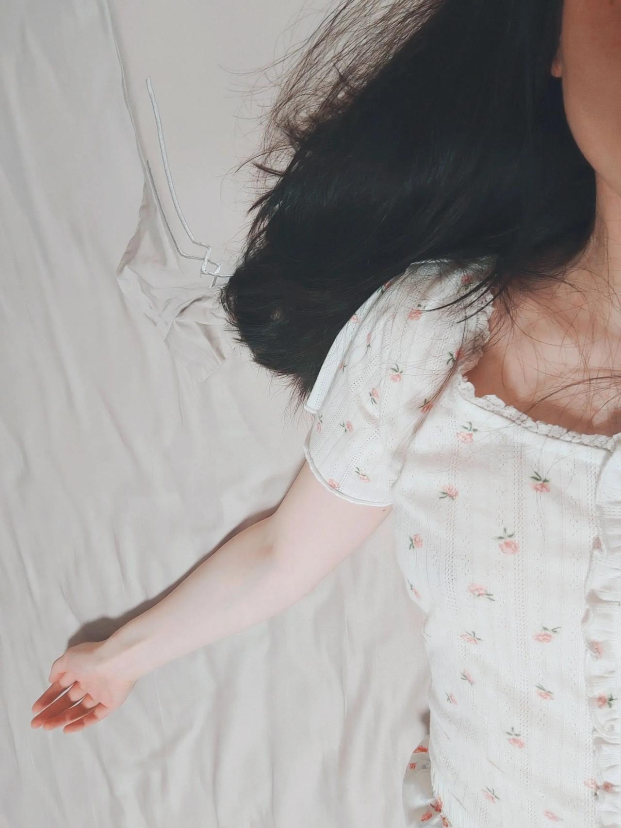 神奇!这样睡觉真能改善圆肩驼背!
驼背是我几十年的苦恼了!跟练过很多视频，但是意