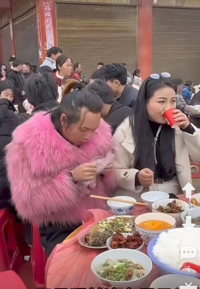 才开席，就有人拿出胶袋要打包。
喇叭突然传出酒席不让打包，他只好尴尬的收回胶袋。