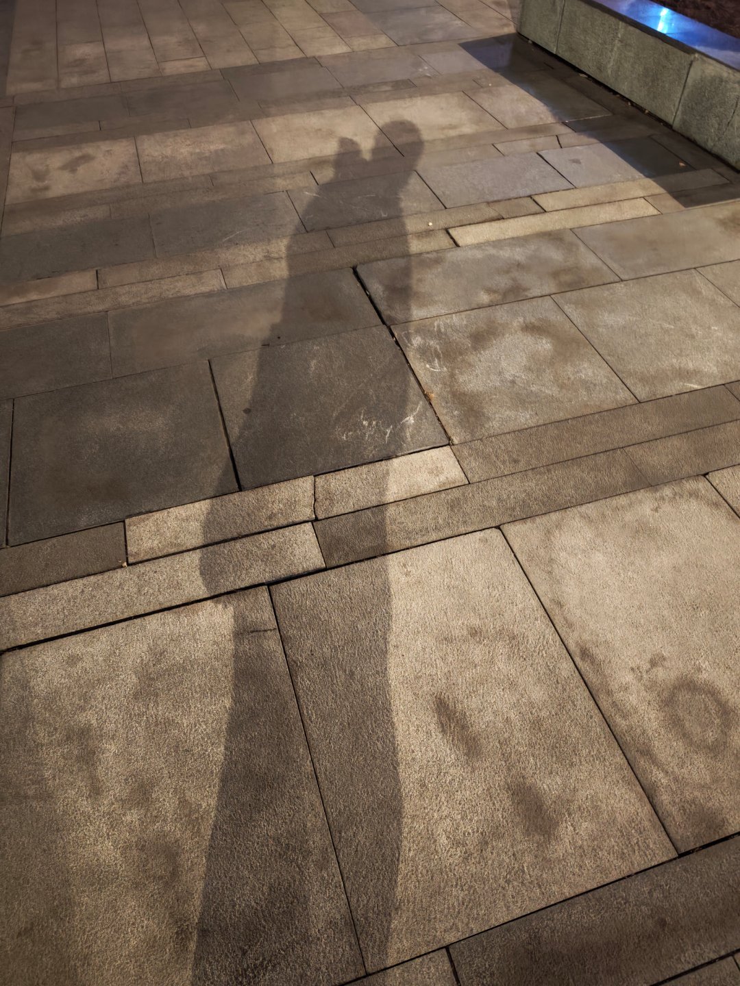 终于知道为啥老了都乐意背个手走道了，腰疼