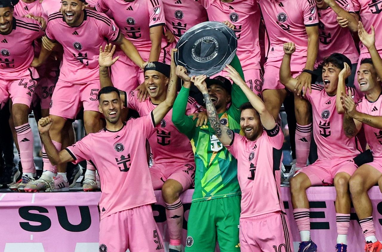 布斯克斯效力迈阿密国际的时候，防守就是黑洞，但是呢，你把进攻组织好了，防守的压力