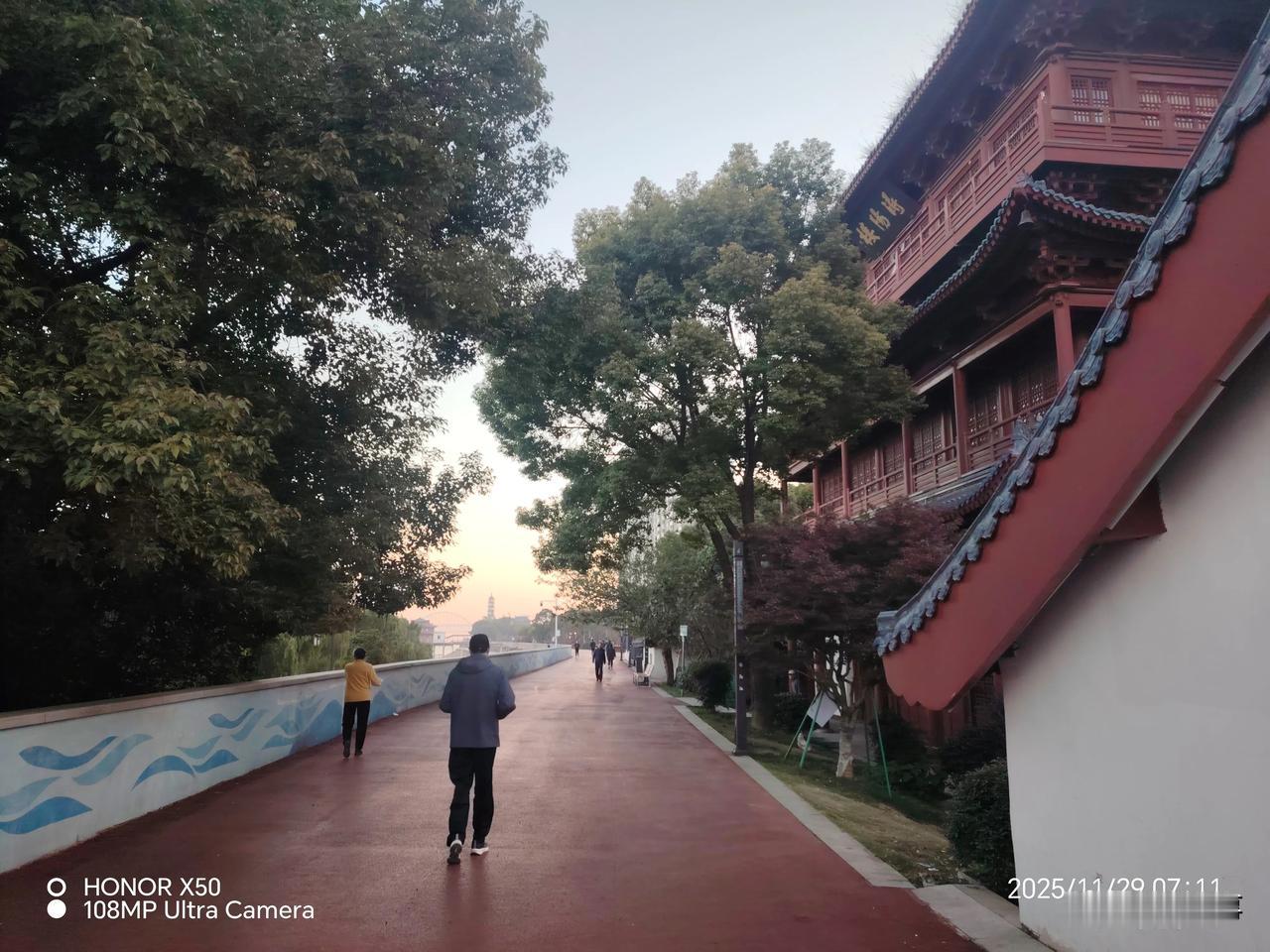 2025广州国际车展11月29日长江岸边晨练祝“2025广州国际车展”圆满成功