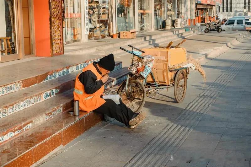 上联:辛辛苦苦把钱挣
下联:快快乐乐度人生