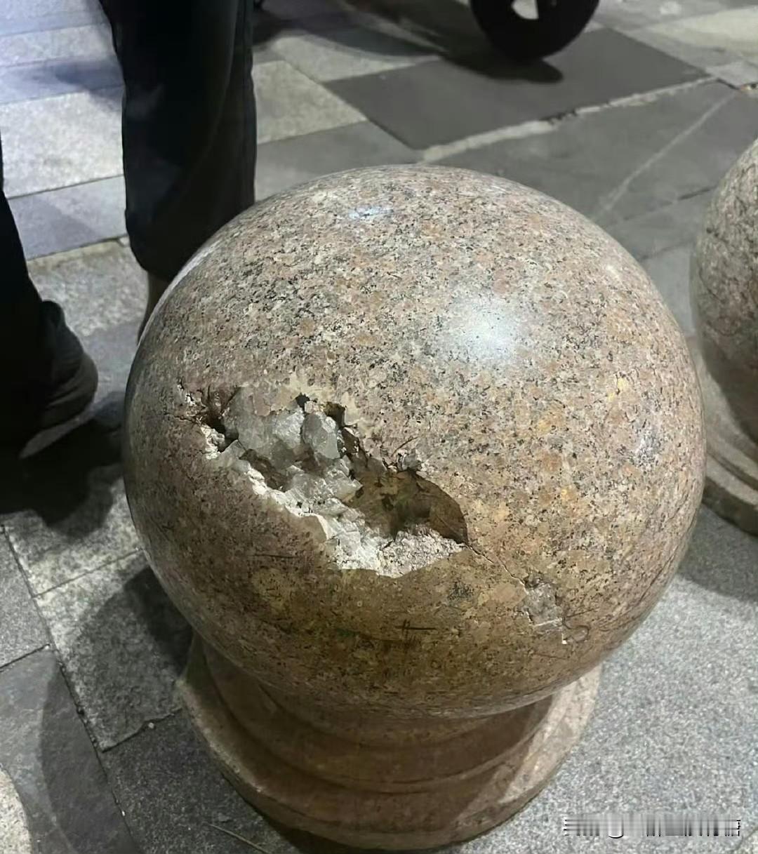 申请成为你的思想搭子：
我以笔尖缠绕思想的藤蔓，
剖开表象的果核。

在头条的旷