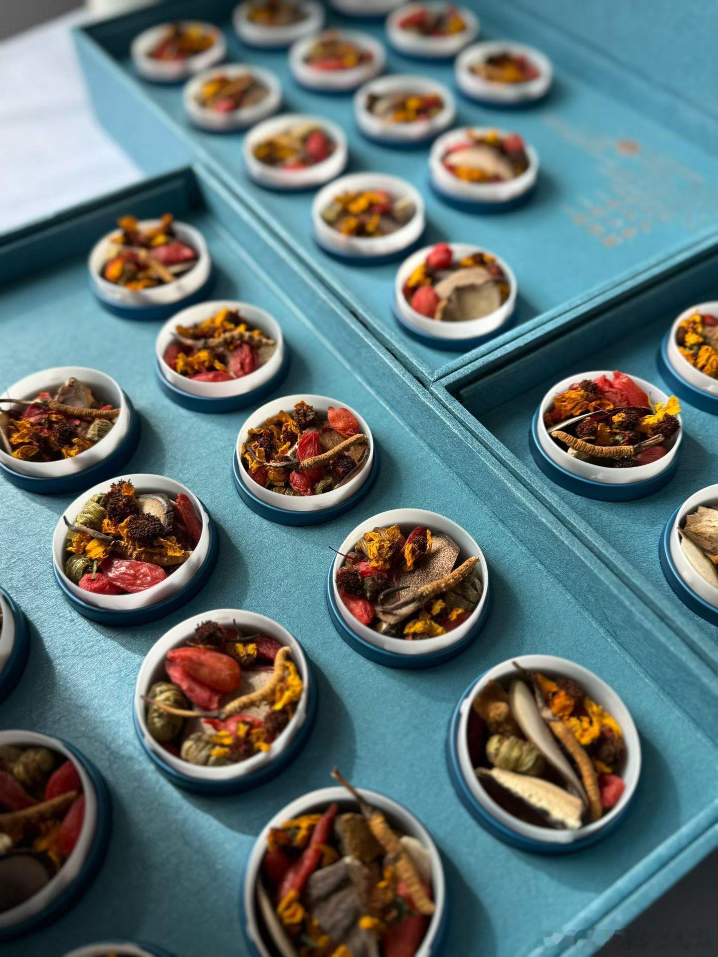 虫草茶虫草茶是以冬虫夏草为主要原料制成的一种茶饮，具有以下功效与作用：1. 提高