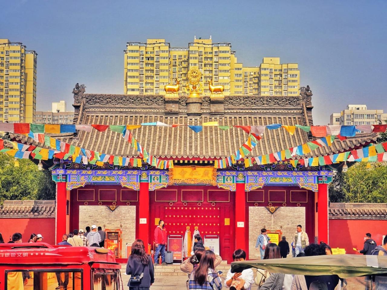 总要去一趟西安的广仁寺吧，转一转经筒，看一看城墙下的寺庙，红墙下走一走，感受古城