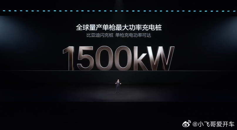 比亚迪全球首创闪充桩来了比亚迪正式发布全球首创滑轨悬吊式T型闪充桩，以设计与性能