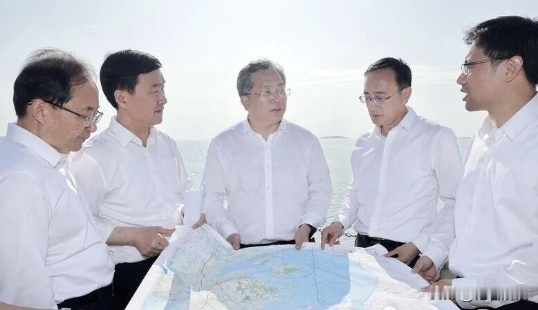 近日，苏州市委书记范波乘船实地巡查太湖，调研水环境整治与汛期防范工作。调研组重点