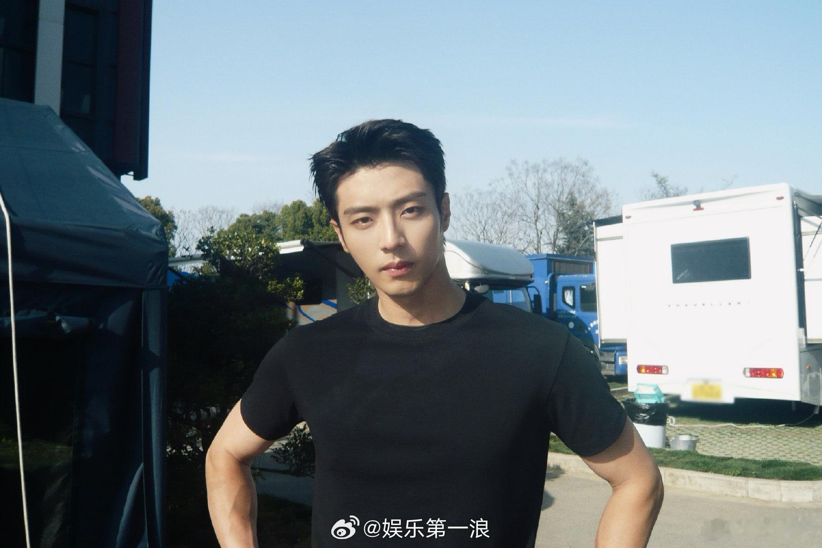 拆完红包还有周边 陈靖可这次准备得很实在，红包之外还有一份限定周边。干净清爽的风