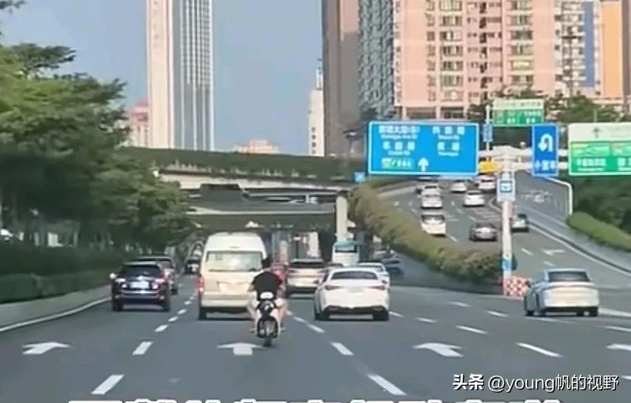 广州天河区，黄埔大道华侨医院路段，一辆电鸡非常放肆的行驶在道路中间，驾驶者不戴头