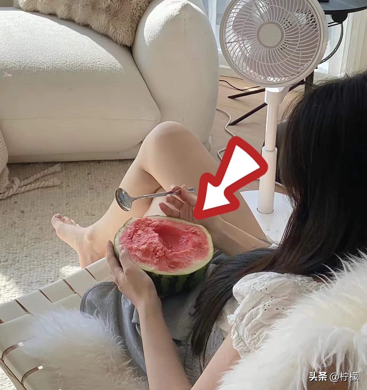 突然去女儿家串门，眼前一幕让我心里五味杂陈，真心疼我的女婿。
 
昨天天气闷热得
