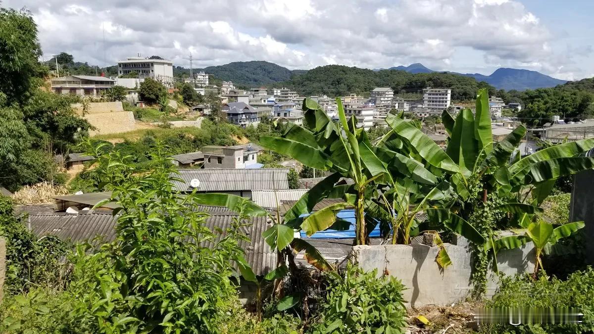 云南易武古镇，靠近老挝和缅甸，千百年来，这里盛产普洱茶远销各地，也是过去茶马古道