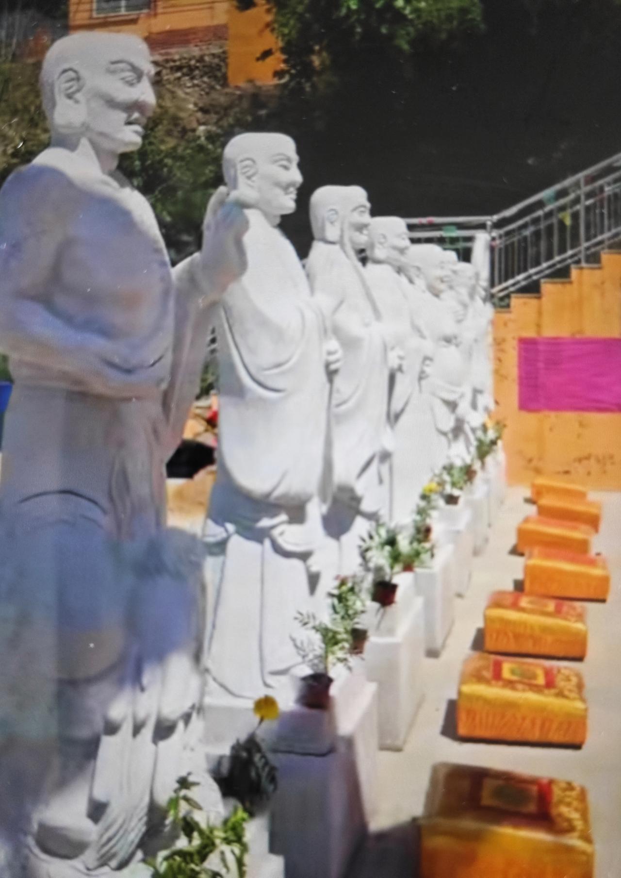 近日，即墨区田横岛省级旅游度假区黄山观音寺门前新增了十八罗汉雕像，东边九座，西边