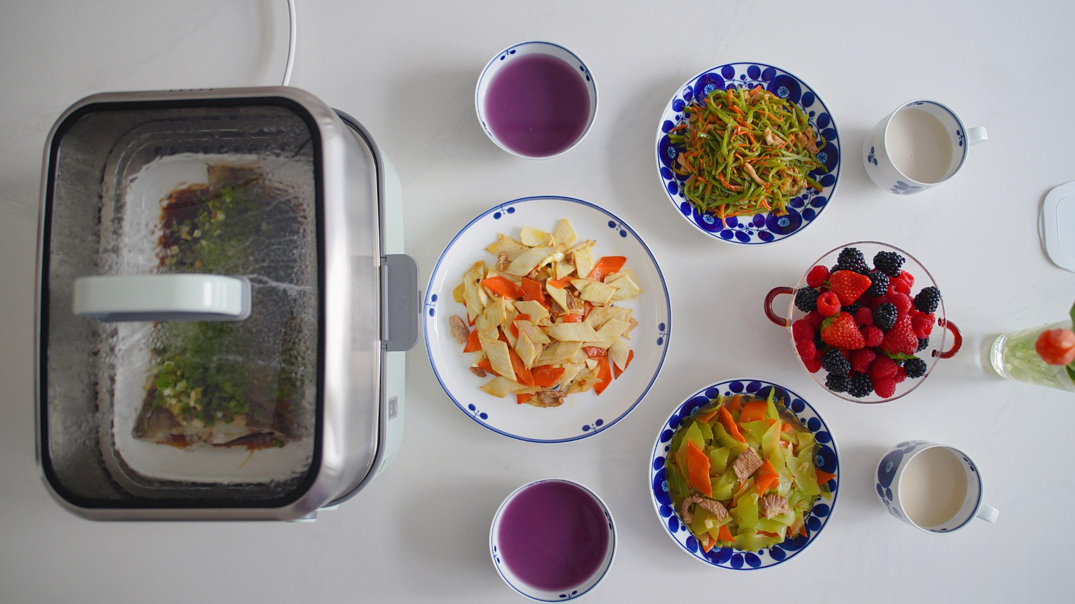 家常晚饭~莴笋炒肉、胡萝卜炒茭白、豆角丝炒肉、清蒸比目鱼、紫薯粥、黑莓树莓草莓?