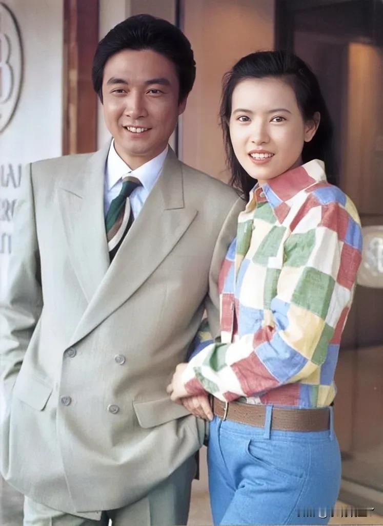 这张照片展现出了刘松仁与蓝洁瑛1992年在香港时的情景，那时候刘松仁43岁，帅气