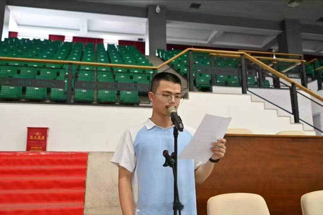 宁波普通工人家庭走出高分学霸 宁海中学董心晨今年高考总分712分，数学拿下149