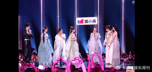 李小冉水袖舞李小冉跳水袖舞浪姐直播古典韵味被演绎得淋漓尽致，水袖起落姿态曼妙，身