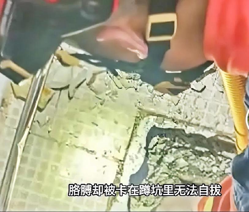 大家有没有在外如厕时，钱或者钥匙掉进蹲坑？你是选择捡起来，还是干脆不要了？广西一