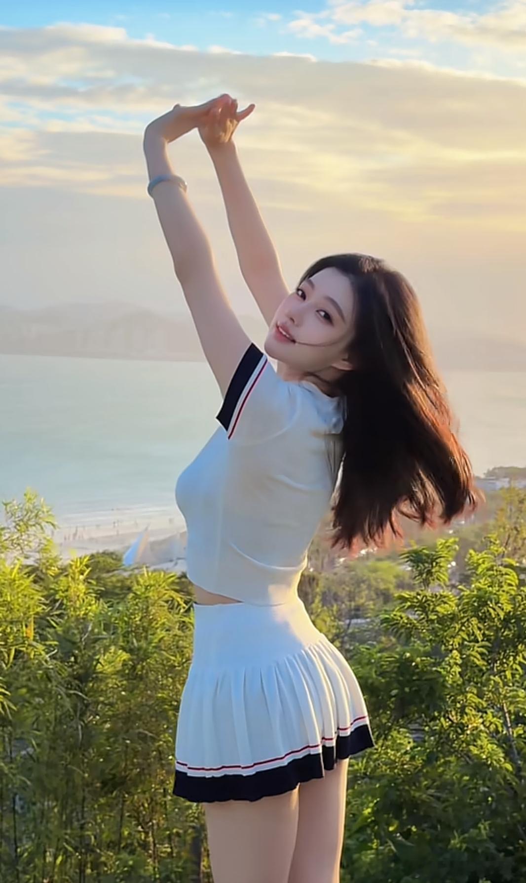 洋洋高锐’晚霞好美◎有时……想不明白她这么的靓丽为啥……不约她丈夫一起游山玩水◎