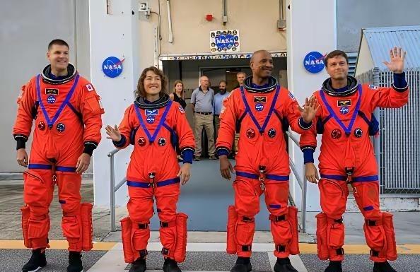 美国这次丢人了。美国搞了个大动静，把宇航员又送去了月球。但仔细一看，原来是“只绕