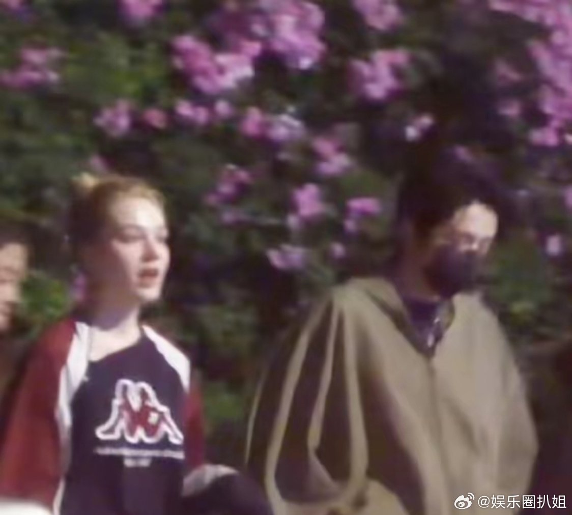 张新成安娜一起吃饭从网友曝光的画面来看，他们在餐桌上神情放松，时而微笑交流，时而