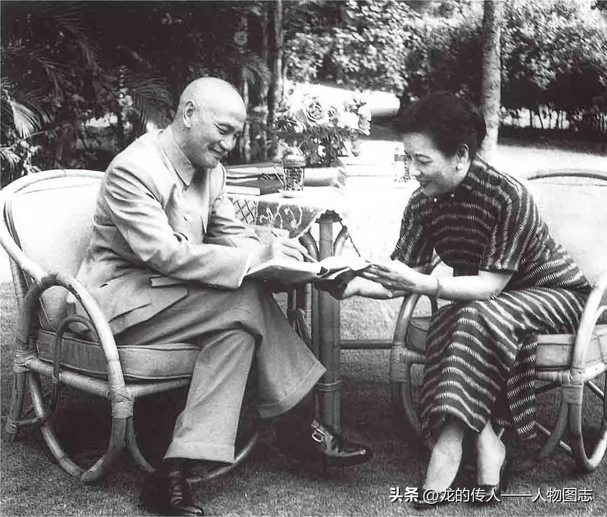 宋美龄与蒋介石在庭院中读书