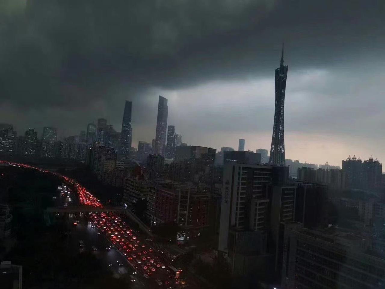 刚刚的广州，真有这么黑吗乌云压城 暴风雨来临的前奏