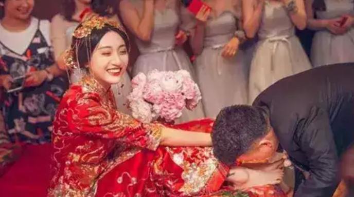 结婚当天新娘死活不下车，张口就要六万六。新郎问了三遍“没钱，你到底下不下”，第三