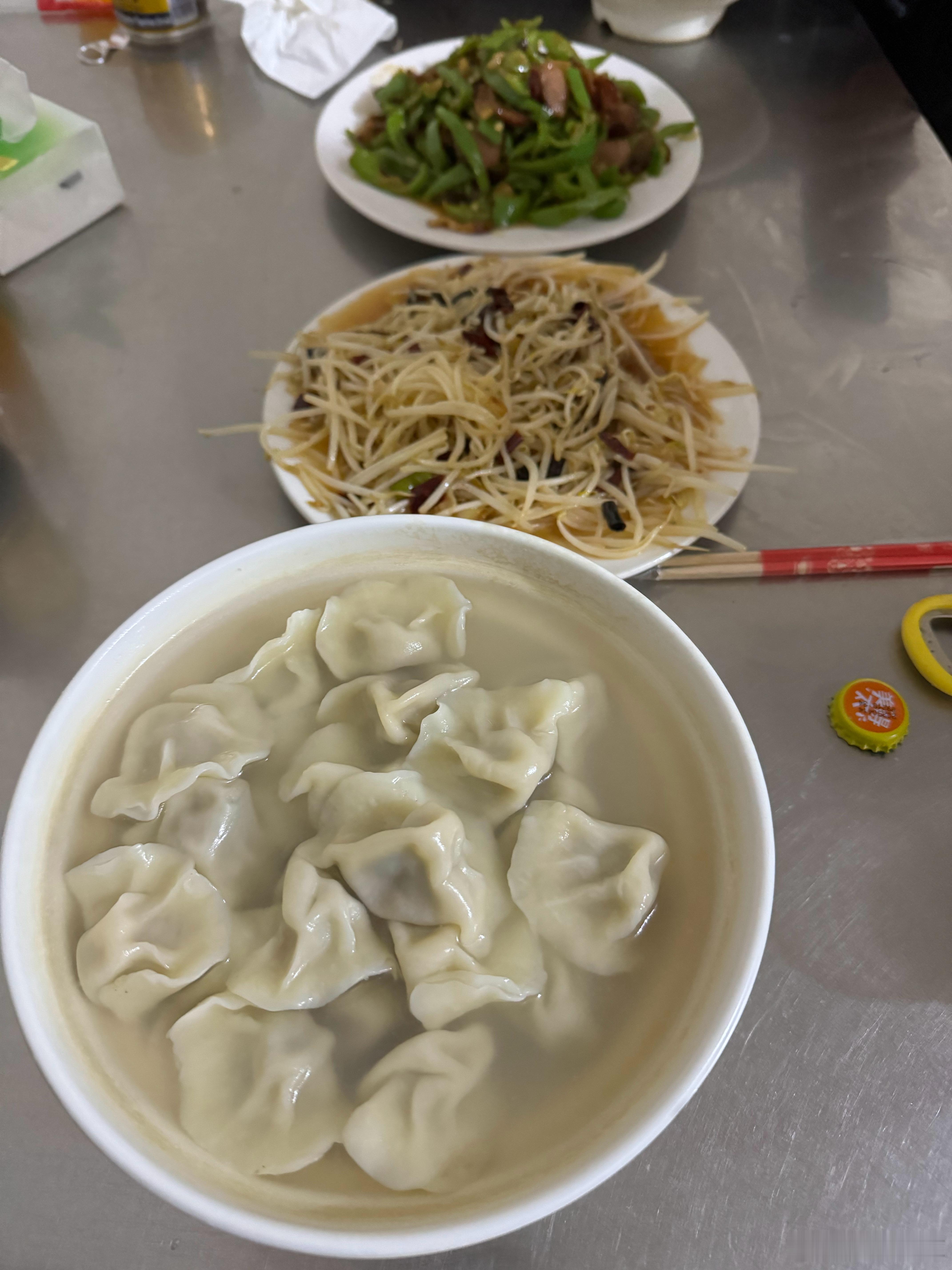 今天第一顿河南消费真便宜这份水饺12块 零下3度 真的太冷了武汉十几度 我们穿很