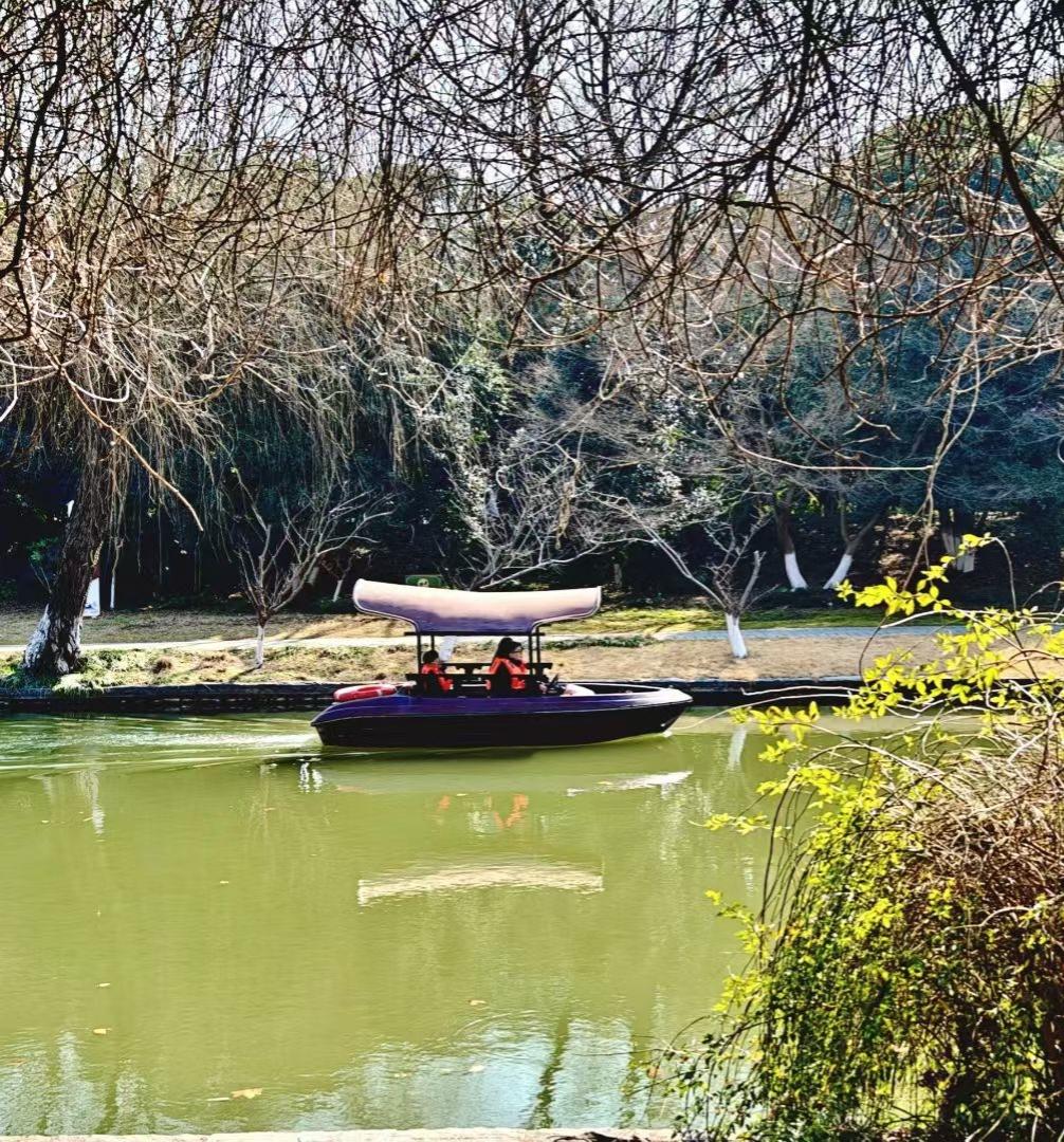 晒图笔记大赛冬日暖阳下，湖面泛着悠悠的波光。小船轻驶过，划破了静谧的水纹。这大概