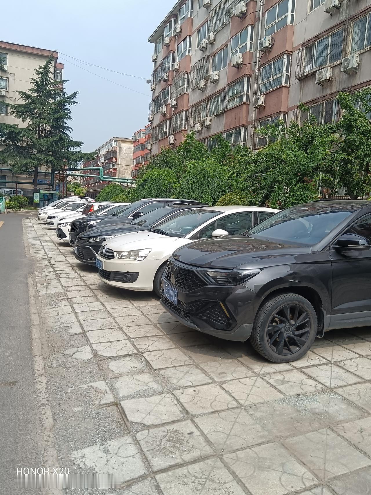 根据车型车重征收压路费势在必行，随着电动车的普及，燃油车越来越少，压路费的征收迫