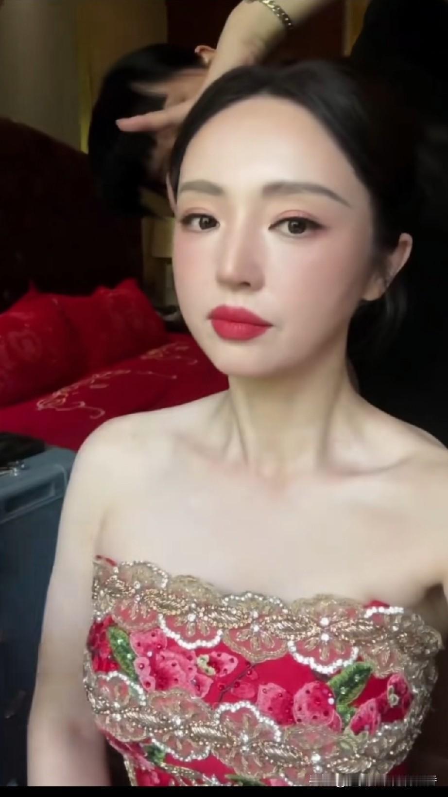 董璇化上妆后，气色马上提升了许多，她好像也没什么作品，但总是能在头条上刷到她，应