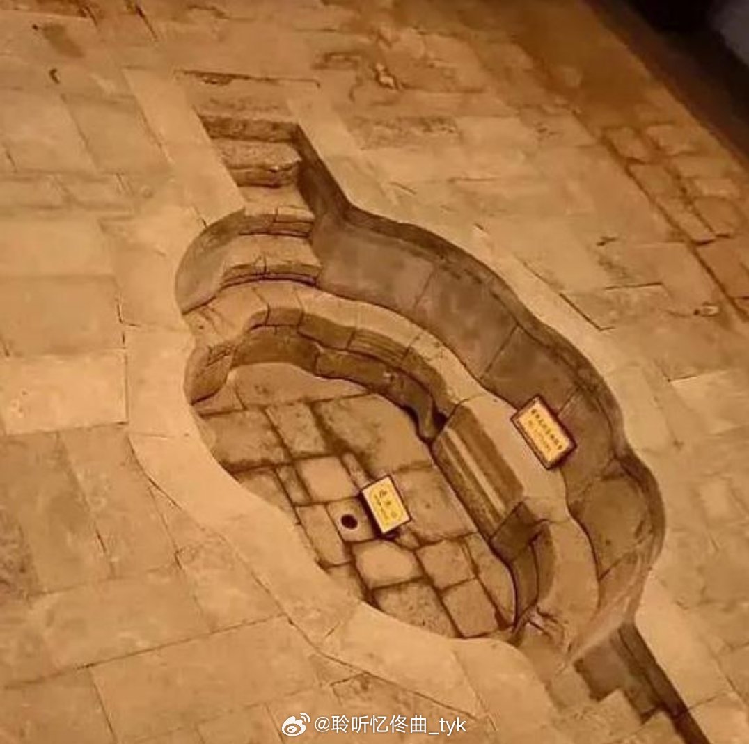 中国十大“坑人”景区： 1、华清池（一口枯井）； 2、少林寺（商业化气息浓厚)；